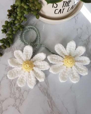 Crochet Daisy Auto Accessories Women Cute Rearview Mirror Charm Crafted Daisy Flower Gift Crochet Enthusiast Car Decoration Car Interior Aesthetics (White)