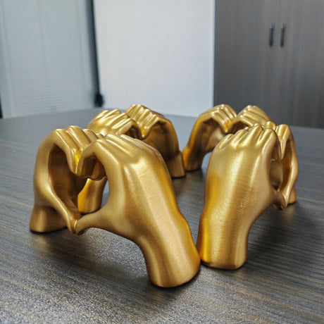 GOLD Elegant Heart-shaped Sculpture: Pure lines capture love, accompanying you in writing tender everyday moments.