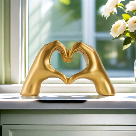 GOLD Elegant Heart-shaped Sculpture: Pure lines capture love, accompanying you in writing tender everyday moments.
