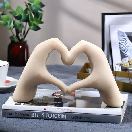 GOLD Elegant Heart-shaped Sculpture: Pure lines capture love, accompanying you in writing tender everyday moments.