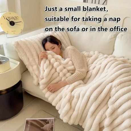 Luxurious faux rabbit fur blanket (150*200cm / white color) - feels like stroking a cat, with a pure color and simple style - soft, warm, comfortable, suitable for sofas, beds, offices and travels - multi-functional