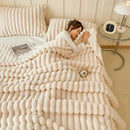 Luxurious faux rabbit fur blanket (150*200cm / white color) - feels like stroking a cat, with a pure color and simple style - soft, warm, comfortable, suitable for sofas, beds, offices and travels - multi-functional