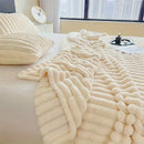 Luxurious faux rabbit fur blanket (180*200cm / white color) - feels like stroking a cat, with a pure color and simple style - soft, warm, comfortable, suitable for sofas, beds, offices and travels - multi-functional