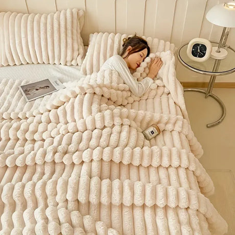 Luxurious faux rabbit fur blanket (200*230cm / white color) - feels like stroking a cat, with a pure color and simple style - soft, warm, comfortable, suitable for sofas, beds, offices and travels - multi-functional