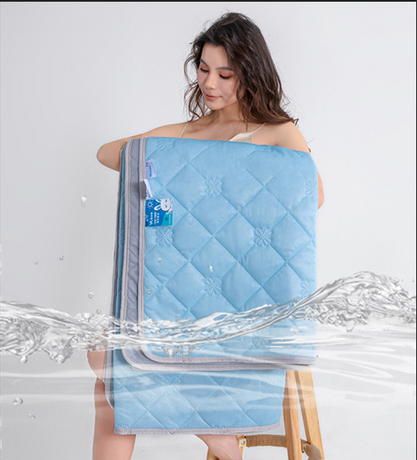 Christmas gifts for loved ones
 Aussie Summer Cooling Quilt – 4 Sizes, Breathable, Lightweight & Skin-Friendly for Refreshing Sleep All Season(100cm*150cm)