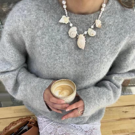 Five vintage-style white conch shell pearl pendant necklace, lightweight jewelry, women's style.