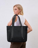 Waterproof shoulder bag for 16-inch laptops for women, ideal for work, school and travel.