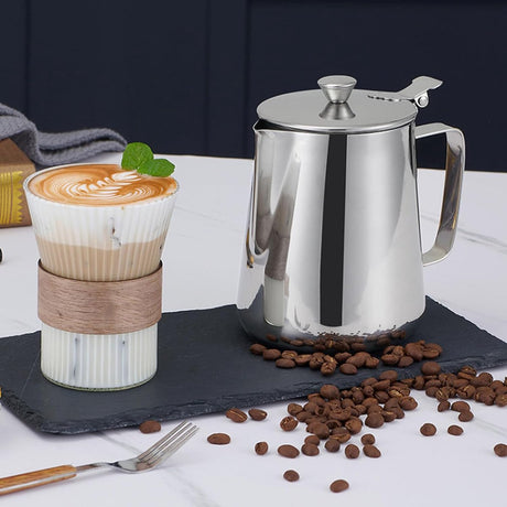 Milk Jug - Barista Latte Artisan Accessories with Lid - 600ml Milk Jug - Stainless Steel Milk Jug with Lid - Milk Frothing Jug - Coffee Milk Jug with Cup - Suitable for Cappuccino, Espresso, and Barista Use