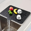 Silicone dish draining mat with integrated rim, heat-resistant, eco-friendly, waterproof, and non-slip. Ideal for dishes, bars, washing up, or any other use. Dimensions: 58 x 43 cm. Color: Black.