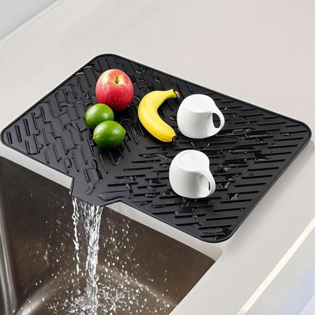 Silicone dish draining mat with integrated rim, heat-resistant, eco-friendly, waterproof, and non-slip. Ideal for dishes, bars, washing up, or any other use. Dimensions: 58 x 43 cm. Color: Black.