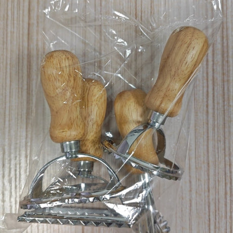 Set of 4 ravioli cutters - Ravioli makers with wooden handle - Set of 3 shape cutters and 1 pasta wheel for cutting homemade ravioli