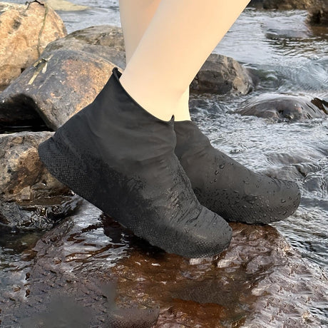 Overshoes - 1 Pair - Waterproof Silicone Overshoes - Reusable, Non-slip, Suitable for Outdoor Activities (Black - Size M)