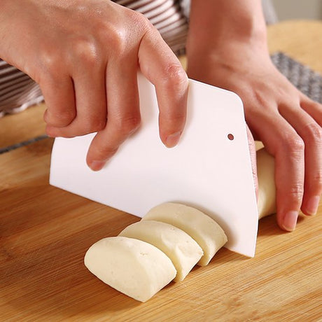 Rolling pin and dough cutter (2-piece) - 33 cm long - White - Diameter 3.5 cm - Suitable for baking - Can be used to roll out puff pastry, pie crusts or cookie dough - Smooth and easy-to-clean surface - Mould-resistant rolling pin