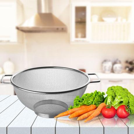 Fackelmann sieve Ø 26 cm, colander made of stainless steel, fine-mesh sieve with handles as a perfect kitchen accessory and kitchen helper in your kitchen, dishwasher safe (Color: silver), Quantity: 1