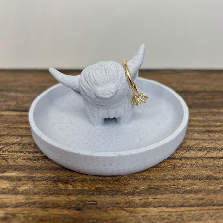 Highland Cow Ring Holder with Circular Dish Scottish Cow Statue Wedding Engagement Holder Calf Jewelry Organizer Stand
