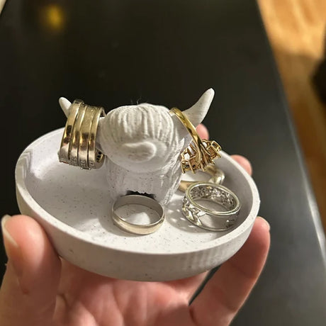 Highland Cow Ring Holder with Circular Dish Scottish Cow Statue Wedding Engagement Holder Calf Jewelry Organizer Stand