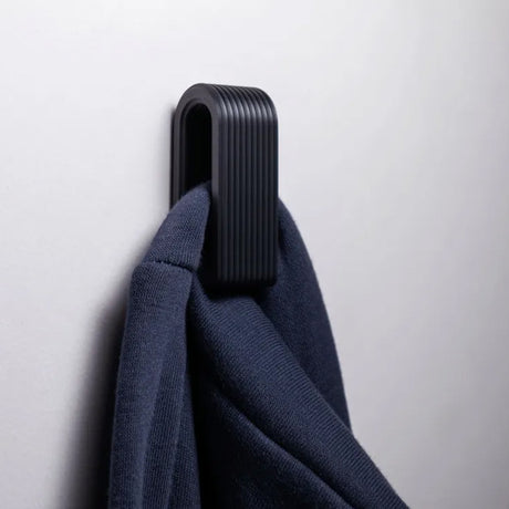 3D-printed press-lock towel hooks | Self-locking hooks, black