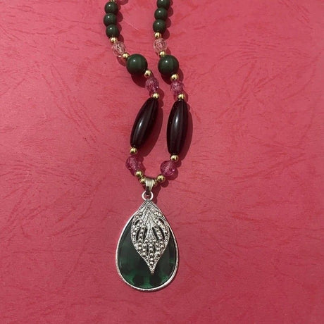 European and American trendy retro necklace, color-block beads and leaf-shaped pendant, simple and elegant, 78cm versatile chain, perfect for daily and smart casual looks.