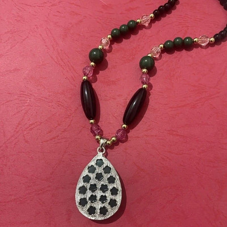 European and American trendy retro necklace, color-block beads and leaf-shaped pendant, simple and elegant, 78cm versatile chain, perfect for daily and smart casual looks.