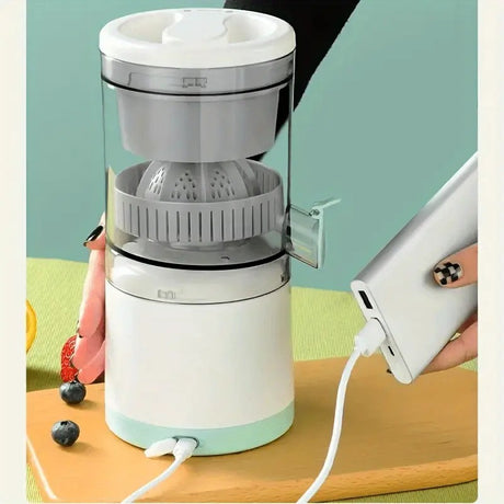 New portable USB juicer, powered by a rechargeable lithium battery, extracts juice from oranges, lemons, watermelons, grapes, and other juicy fruits with the press of a button, efficiently separating pulp residue—a versatile kitchen and travel helper.