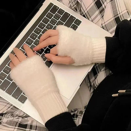 Women's Comfortable Fingerless Gloves - Soft, Warm, and Fashionable Pure White Winter Gloves, Suitable for Cold Weather or Casual Wear, Hand Washable, Ladies' Gloves.pink