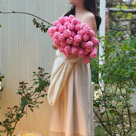 Hand-Crocheted Rose Round Blanket: A versatile romantic gift that brightens everyday warmth. (Diameter: 110 CM / 43.3 IN, bean paste)