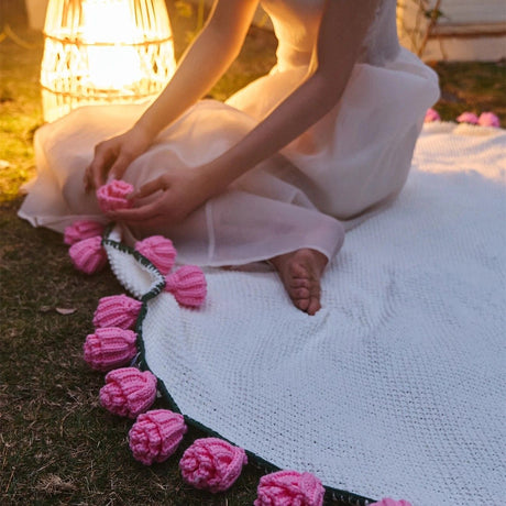 Hand-Crocheted Rose Round Blanket: A versatile romantic gift that brightens everyday warmth. (Diameter: 110 CM / 43.3 IN, bean paste)