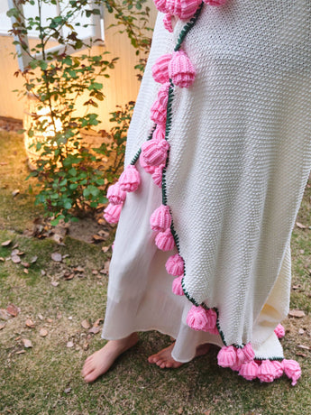Hand-Crocheted Rose Round Blanket: A versatile romantic gift that brightens everyday warmth. (Diameter: 110 CM / 43.3 IN, bean paste)