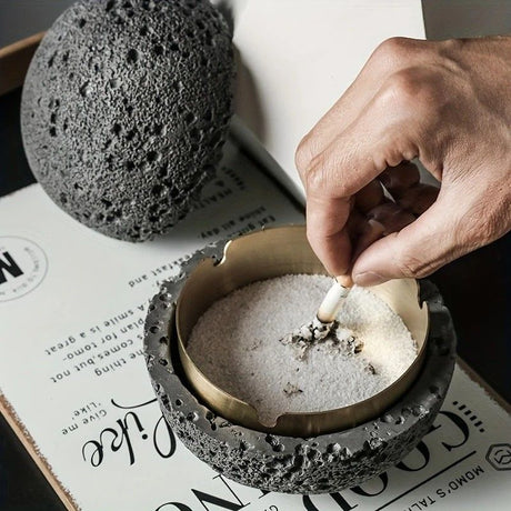 Nordic industrial style concrete ashtray, handcrafted with natural texture, detachable stainless steel bowl with anti-ash lid — easy to clean, durable, suitable for living rooms, bars, offices, ideal gift for Father’s Day, Christmas, housewarming.（BLACK)