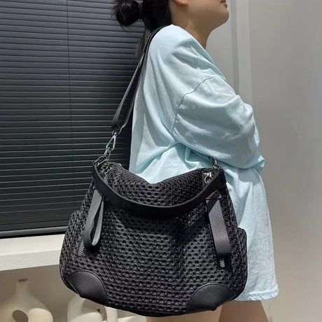 Women's fashionable mesh-paneled crossbody bag, large-capacity lightweight mesh travel vacation sports bag.
