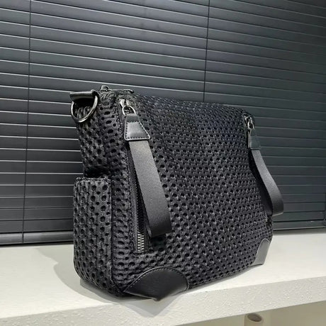 Women's fashionable mesh-paneled crossbody bag, large-capacity lightweight mesh travel vacation sports bag.