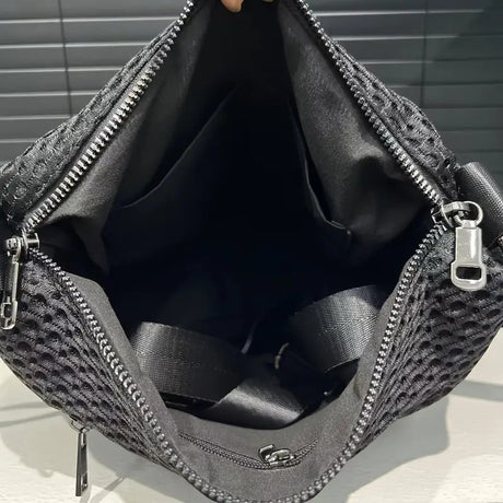 Women's fashionable mesh-paneled crossbody bag, large-capacity lightweight mesh travel vacation sports bag.