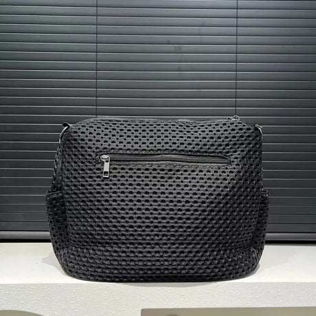 Women's fashionable mesh-paneled crossbody bag, large-capacity lightweight mesh travel vacation sports bag.