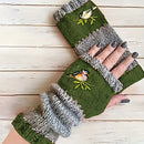Color-Block Bird Embroidered Fingerless Knit Gloves – Warm, Flexible, Perfect for Daily Autumn/Winter Use, 8.5×22cm Stylish Practical Commute Hand-Warming Essential(GREEN)