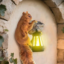 Retro Squirrel Lantern Solar-Powered Outdoor Wall Light, Solar-Powered with Light Sensor, Outdoor Garden and Courtyard Wall Decor, Balcony and Tree-Mounted Ambiance Night Light, Courtyard Statue and Ornament