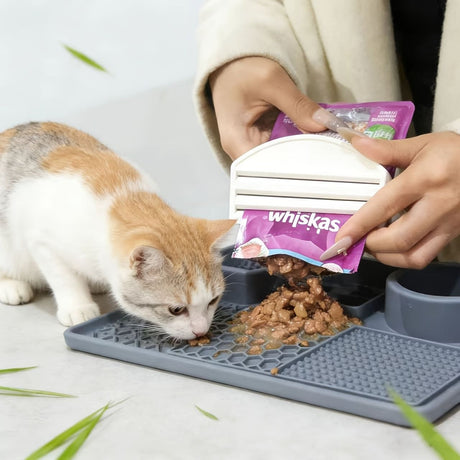 Pet Wet Food Pouch Scraper – Effortlessly squeeze every last bit of cat or dog wet food, paste, or puree from pouches without mess. Ideal for home feeding, this handy tool helps reduce waste and keeps hands clean during daily mealtime. (Green)