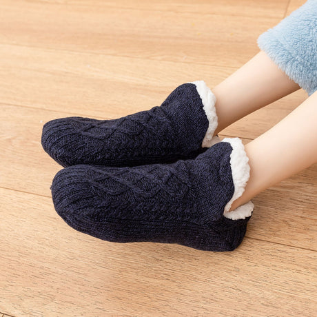 Winter Cozy Warm Loungewear Gift Set – 150 x 180CM Navy Blue Flannel Fleece Wearable Blanket with Adjustable Sleeves Large Front Pocket and Back Velcro Closure, Free L Size Sherpa Fleece Cable Knit Anti-Slip Slipper Socks for Home Relaxation