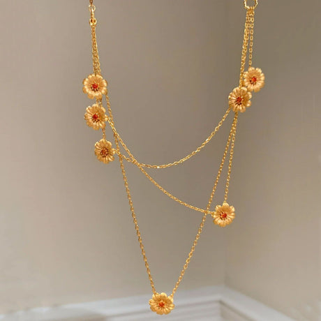 Gold Daisy Layered Necklace for Women Multi Strand Floral Pendant Collarbone Chain Jewellery Elegant Summer Statement Necklace Gift Ready Fashion Accessory
